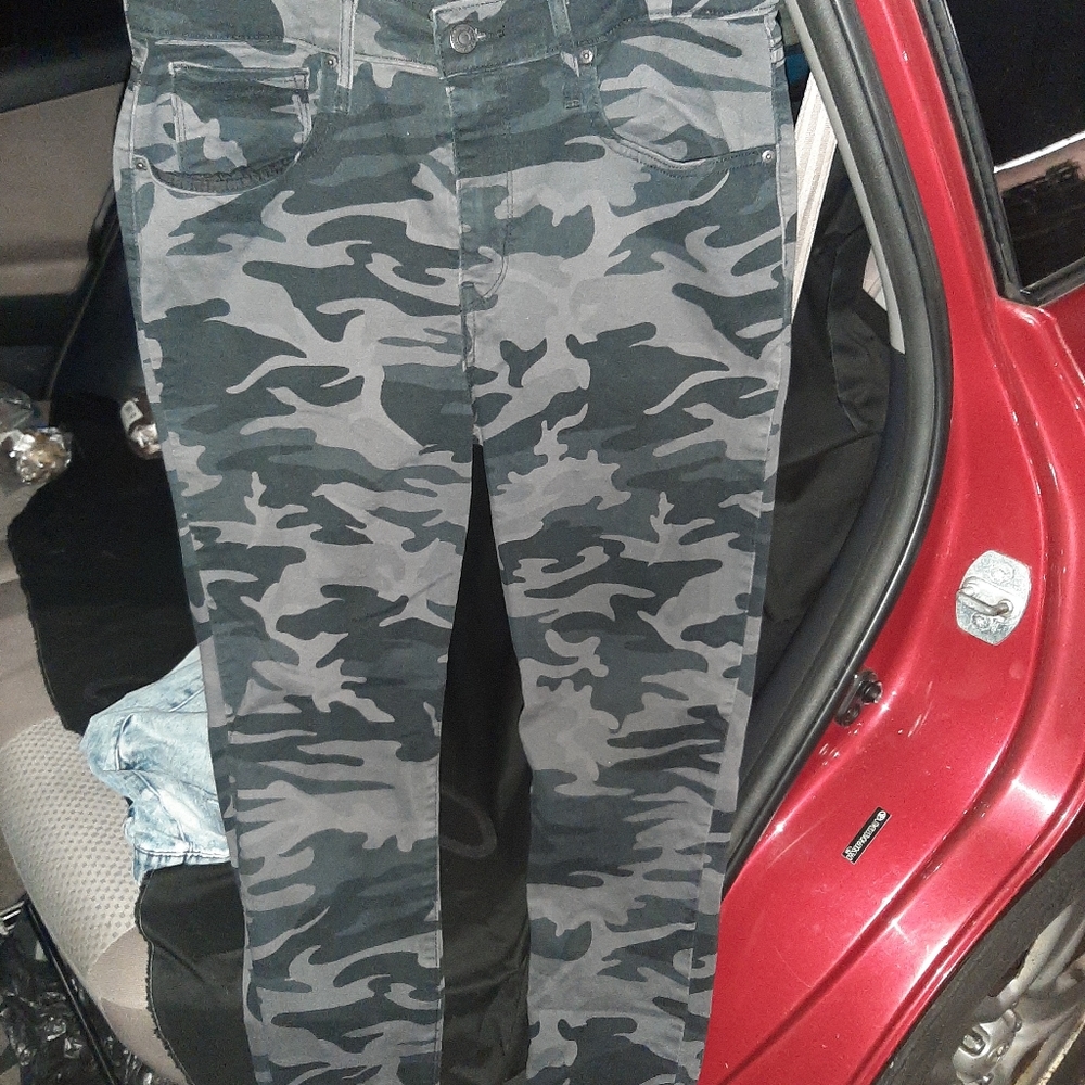 Levi Grey Camo Pants Skinny Size 31
